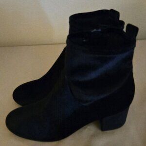 Women's Nine West  Black Velvet Ankle Boots 7.5 M. Excellent